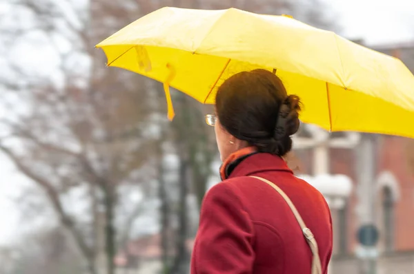 Женщина Идет Улице Дождем Зонтиком Руке Реальные Люди — стоковое фото