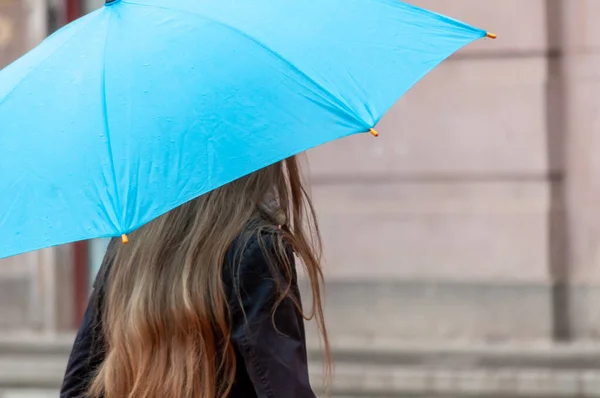 Женщина Идет Улице Дождем Зонтиком Руке Реальные Люди — стоковое фото