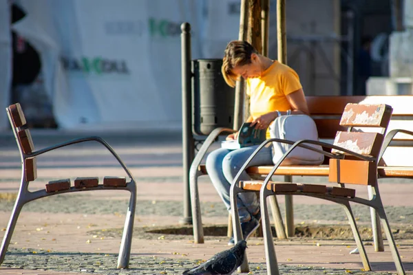 Mujer Sentada Banco Leyendo Libro Imagen Borrosa — Foto de Stock