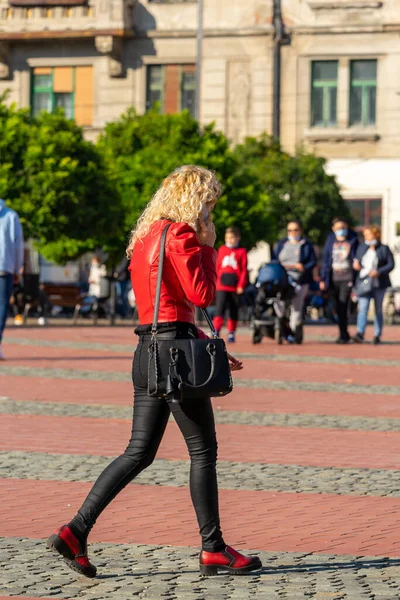 Uma Mulher Andar Rua Pessoas Reais — Fotografia de Stock