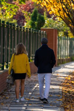 Sokakta yürüyen insanlar. Gerçek insanlar..