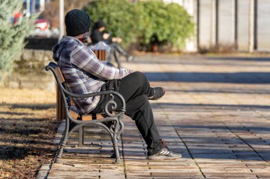 Parktaki bankta oturan adam. Gerçek insanlar..