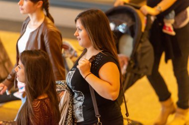 Timisoara, Romanya - 24 Eylül 2013: Alışveriş merkezinin içinde alışveriş yapan insanlar. Gerçek insanlar..