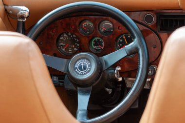 Timisoara, Romanya - 22 Nisan 2017: Eski bir retro arabanın iç görünümü, Excalibur Phaeton 1981