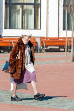 Timisoara, Romanya - 15 Mart 2018: sokakta yürüyen kadın. Gerçek insanlar.