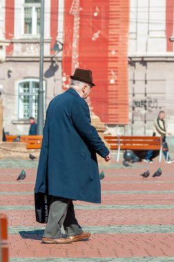 Timisoara, Romanya - 15 Mart 2018: sokakta yürüyen adam. Gerçek insanlar.