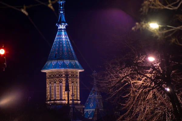 Vista Una Torre Iluminada Una Iglesia Escena Nocturna Catedral Metropolitana — Foto de Stock