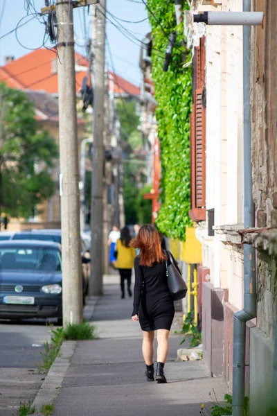 Una Mujer Caminando Por Calle Vista Desde Atrás Gente Real — Foto de Stock