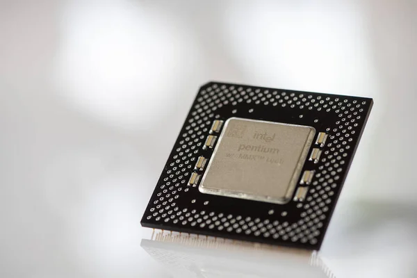 Timisoara, Romanya - 17 Ekim 2020: Intel MMX FV80503166 işlemci, 166 MHz, soket 7 beyaz arka planda izole