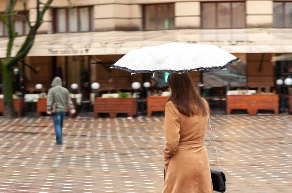 Тимишоара Румыния Марта 2016 Года Женщина Ходит Улице Дождем Зонтиком — стоковое фото