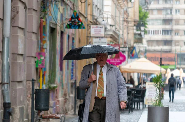 Timisoara Rumania Mayo 2016 Hombre Caminando Por Calle Bajo Lluvia — Foto de Stock