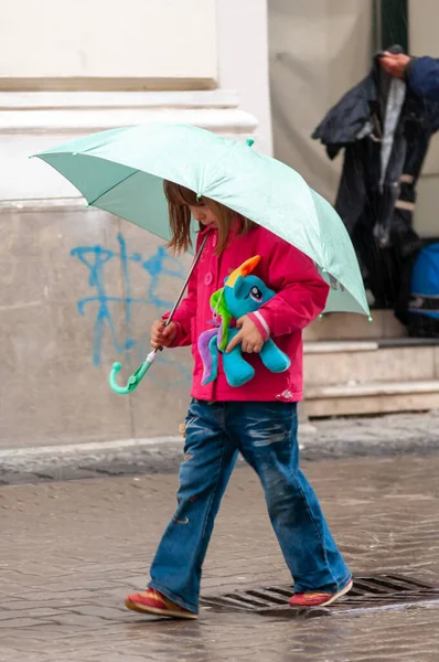 Timisoara Rumania Mayo 2016 Mujer Caminando Por Calle Bajo Lluvia — Foto de Stock