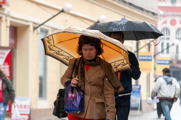 Timisoara Rumania Mayo 2016 Mujer Caminando Por Calle Bajo Lluvia — Foto de Stock