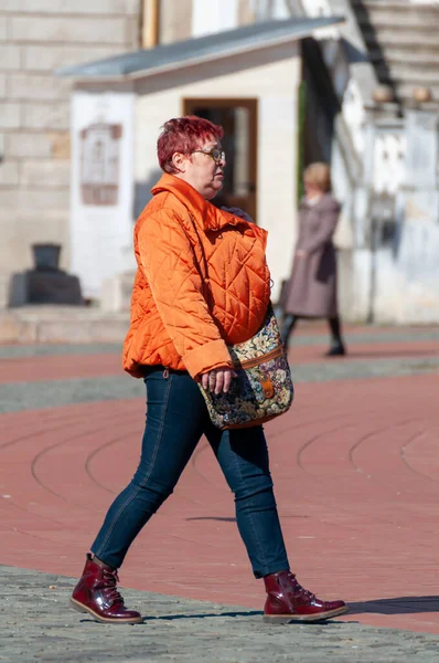 Timisoara, Romanya - 15 Mart 2018: sokakta yürüyen kadın. Gerçek insanlar.