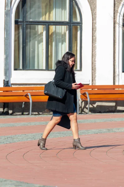 Timisoara Romania Marzo 2018 Mujer Caminando Por Calle Gente Real — Foto de Stock