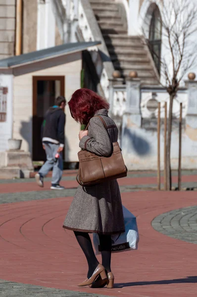 Timisoara Romania Marzo 2018 Mujer Caminando Por Calle Gente Real — Foto de Stock