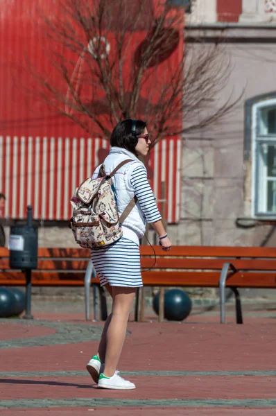 Timisoara Rumania Marzo 2018 Mujer Escuchando Música Teléfono Mientras Camina — Foto de Stock