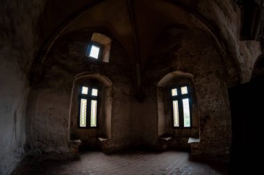 Bir kulenin iç tasarımı. Küçük yüksek pencereler.