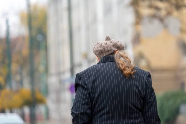 Sokakta yürüyen bir kadının yakın çekimi. Gerçek insanlar..