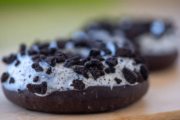 Primer Plano Rosquillas Marrones Con Glaseado Blanco Trozos Galletas — Foto de Stock