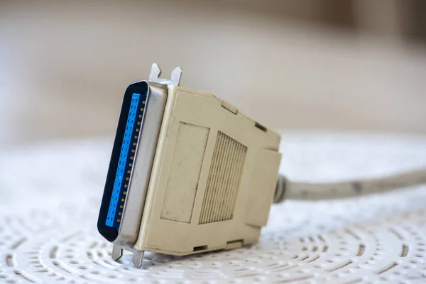 Bir LPT kablosunda yakın plan, paraller yazıcı portu