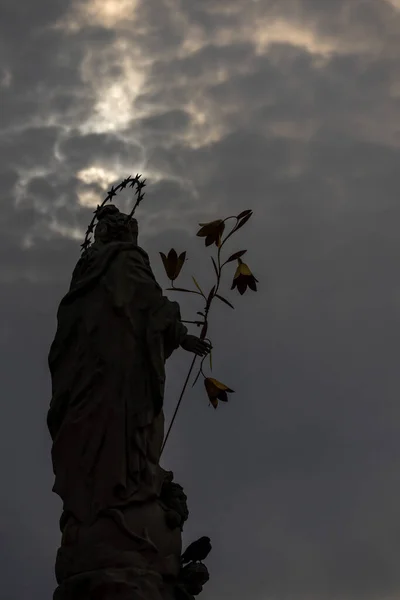 Silueta Sochy Marie Jana Nepomuckého Proti Tmavě Šedé Obloze Náměstí — Stock fotografie