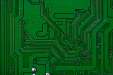 Anakart üzerindeki elektronik devrelerin yakın plan görüntüleri.