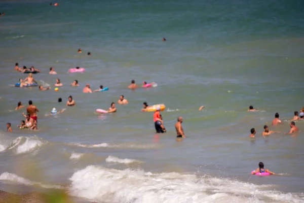 Gente Playa Divirtiéndose Agua Fondo Borroso — Foto de Stock