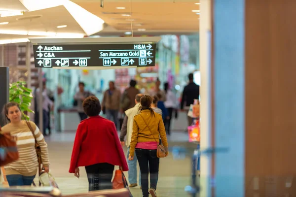 Timisoara Rumania Septiembre 2013 Personas Caminando Dentro Centro Comercial Busca — Foto de Stock