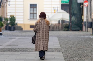 Sokakta yürüyen bir kadın. Gerçek insanlar..
