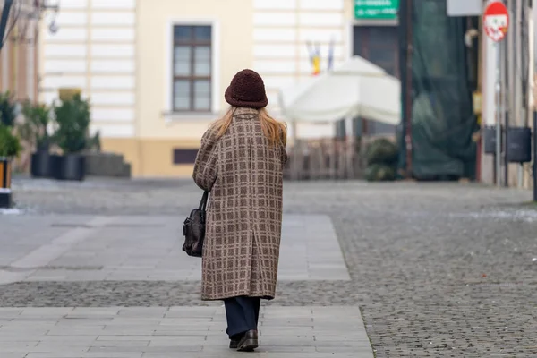Sokakta yürüyen bir kadın. Gerçek insanlar..