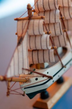 Tahtadan yapılmış oyuncak bir tekneye yakın plan. Sığ alan derinliği