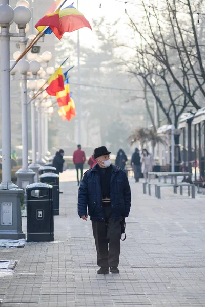 Timisoara, Romanya - 18 Ocak 2021: Sokaklarda yürüyen adam. Gerçek insanlar..