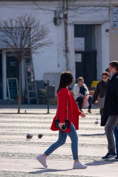 Timisoara Rumania Marzo 2022 Mujer Caminando Por Calle Gente Real — Foto de Stock