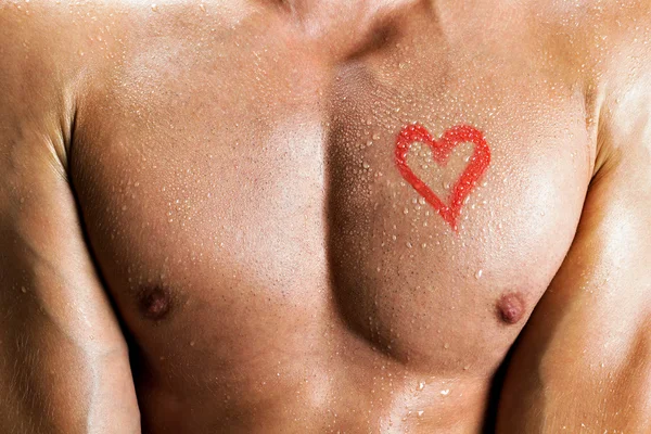 Attraente petto dell'uomo con disegno del cuore rossetto — Foto Stock