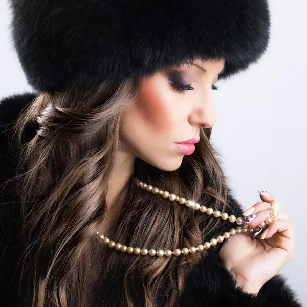 Beautiful woman in luxury fur — Stock Photo, Image