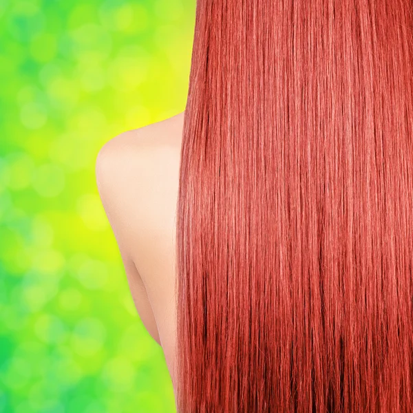 Rovné dlouhé zrzavé vlasy na pozadí zelených bokeh — Stock fotografie