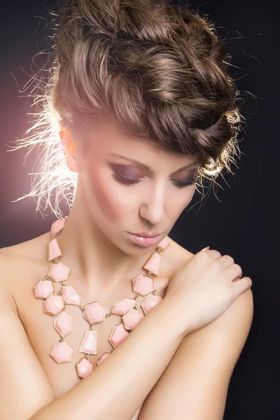 Sensuell kvinna med moderna halsband och frisyr — Stockfoto