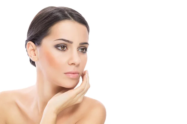 Beyaz arka plan üzerinde izole güzel genç kadın portre