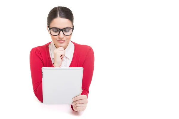 Chefe feminina em vermelho usando tablet digital — Fotografia de Stock