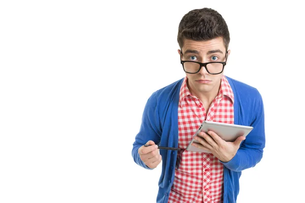 Mylić modne młody człowiek za pomocą cyfrowego tabletu — Zdjęcie stockowe