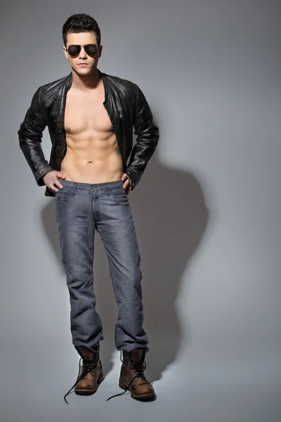 yakışıklı genç bir adam üzerinde siyah deri ceket