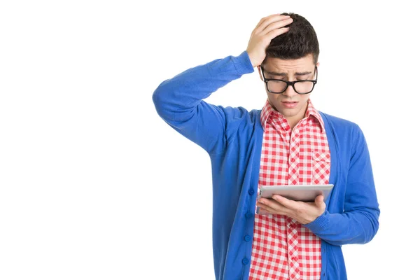 Грустный молодой человек с цифровым планшетом — стоковое фото