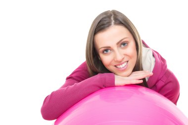 pembe fitness topu ile mutlu bir genç kadın