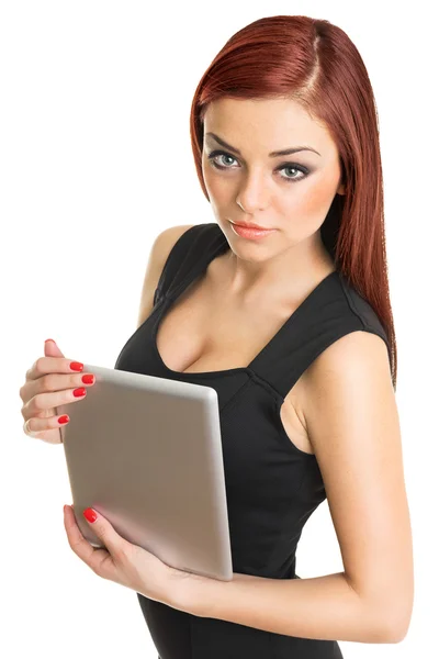 Приваблива молода руда жінка з веснянками тримає цифровий планшет — стокове фото