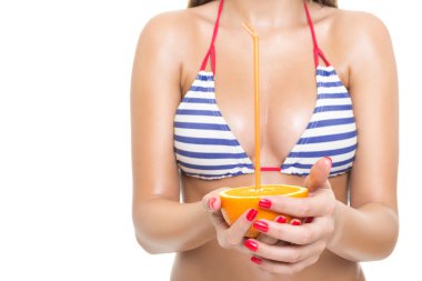 genç kadın tutarak taze turuncu çizgili bikini