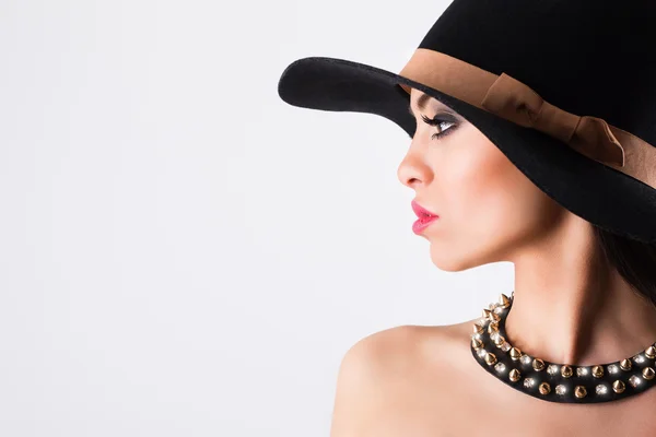 Femme élégante portant chapeau noir et collier — Photo