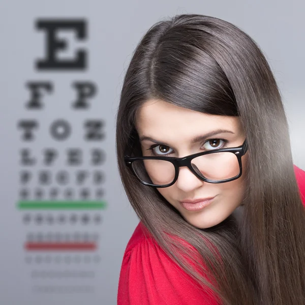 Woman taking an eye vision test — Stock Photo, Image