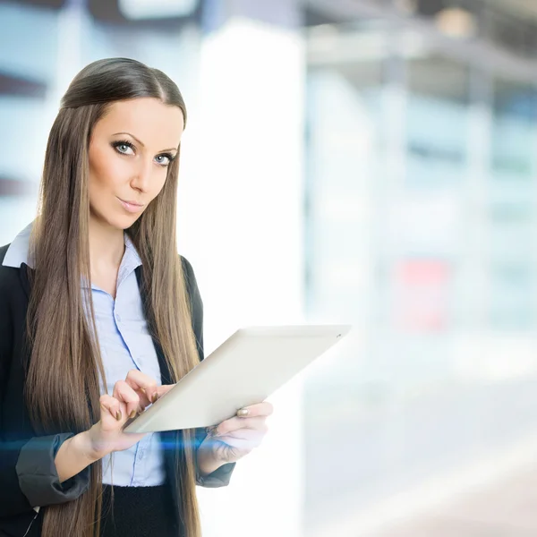 Kobieta w pracy za pomocą cyfrowego tabletu — Zdjęcie stockowe