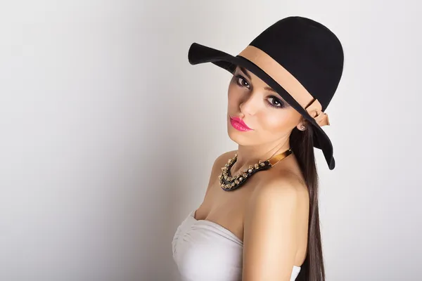 Attractive brunette wearing a big black hat — Stock Photo, Image